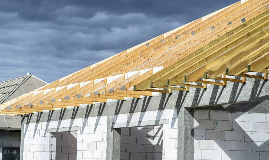 Jak przebiega montaż więźby dachowej i na co zwrócić uwagę przy budowie dachu