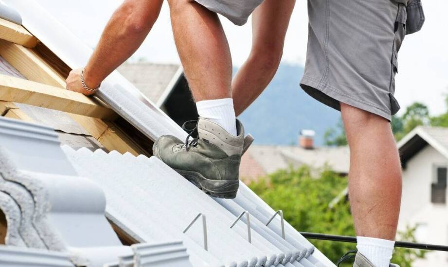 Czym zajmuje się dekarz i na co zwrócić uwagę przy wyborze specjalisty