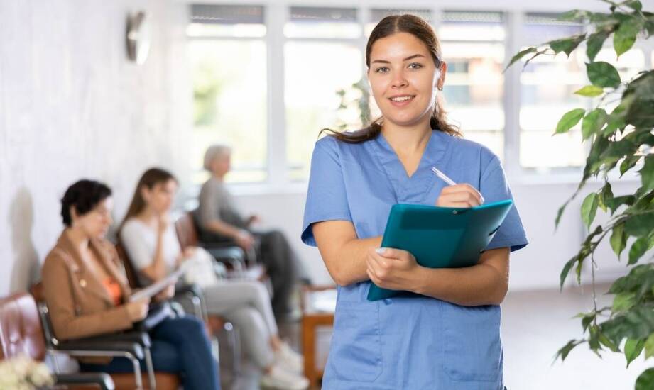 Jak skutecznie znaleźć zaufaną opiekunkę – sprawdzone metody i porady