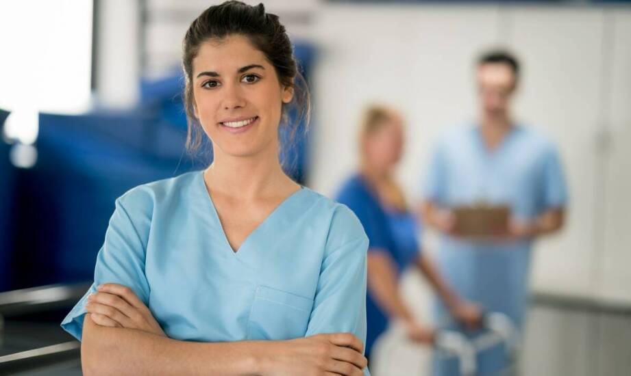 Jak wygląda codzienność w pracy opiekuna? Zarobki, wyzwania, możliwości