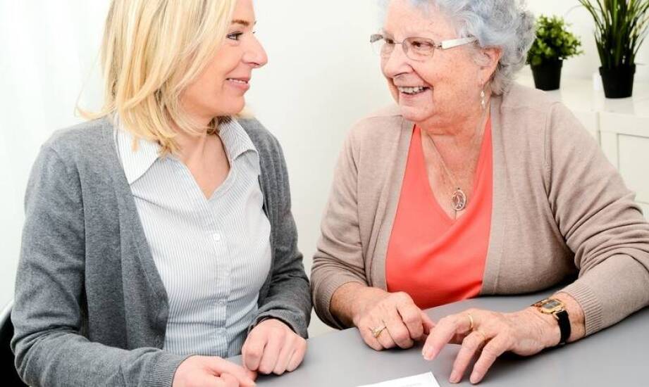 Praca w opiece – najważniejsze informacje i aktualne trendy w zawodzie