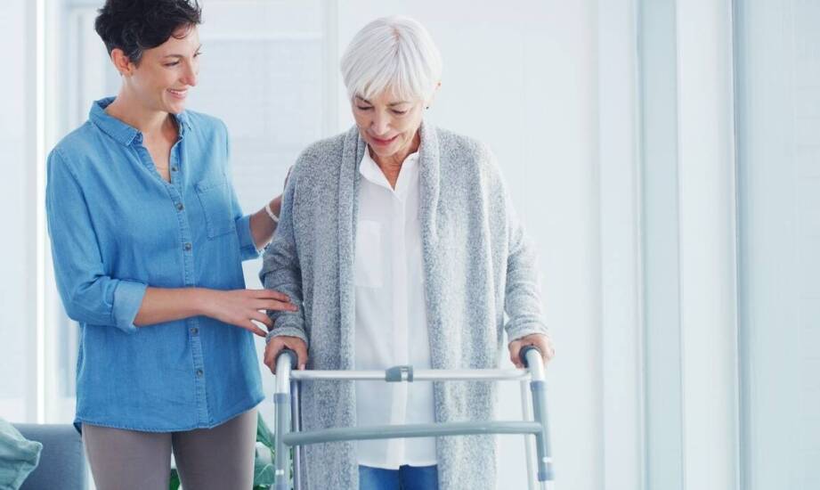 Jak wygląda praca opiekuna osób starszych? Zakres obowiązków i wymagania