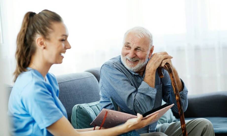 Opieka domowa – kiedy warto się na nią zdecydować i na czym polega?