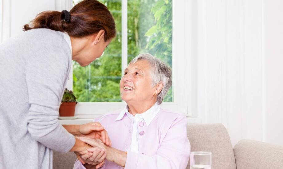 Jak wygląda praca opiekunki w Niemczech? Zarobki, wymagania, realia