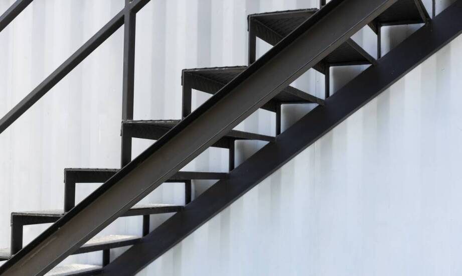 Schody stalowe – funkcjonalność, bezpieczeństwo i estetyka w aranżacji wnętrz