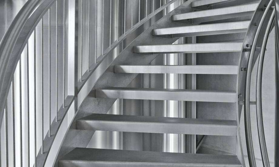 Schody stalowe – pomysły na wykorzystanie i korzyści w codziennym użytkowaniu