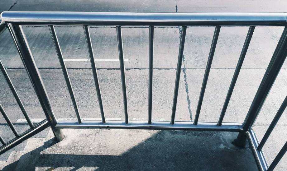 Balustrady – inspiracje, rodzaje i praktyczne zastosowania w aranżacji wnętrz