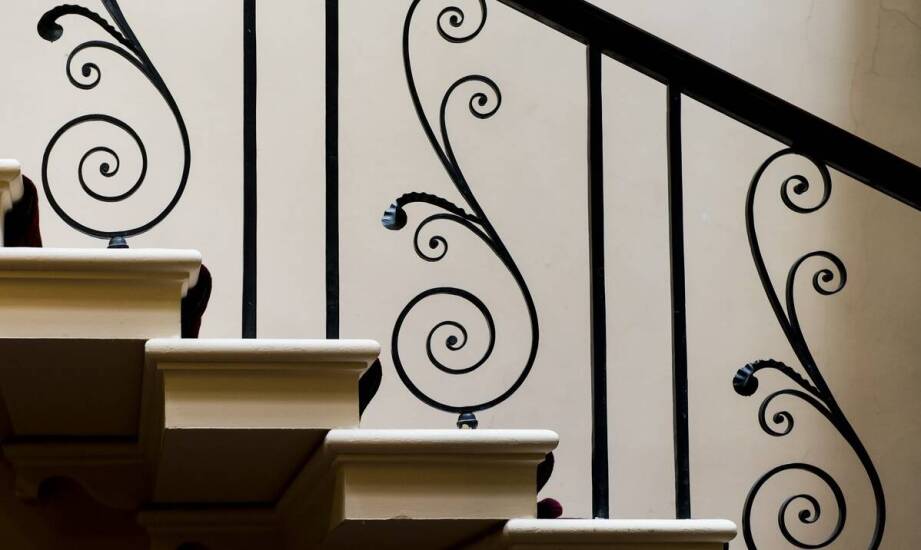 Balustrady metalowe i szklane – inspiracje i aktualne trendy w aranżacji
