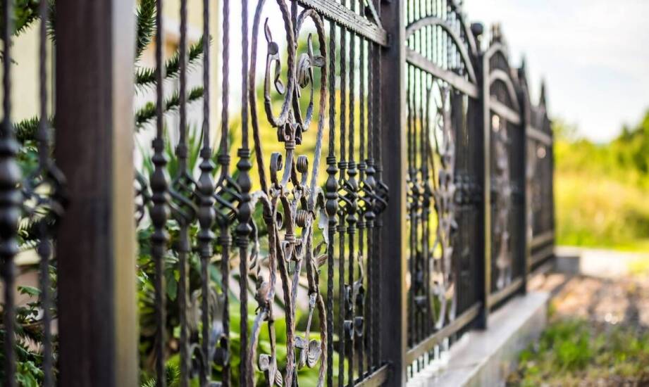 Bramy stalowe – zastosowania, zalety i najważniejsze cechy konstrukcji