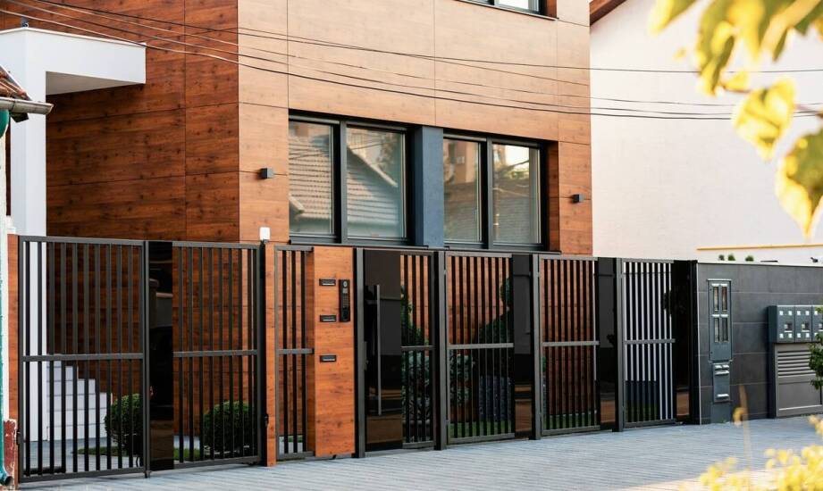 Bramy stalowe – najważniejsze zalety, rodzaje oraz możliwości zastosowania