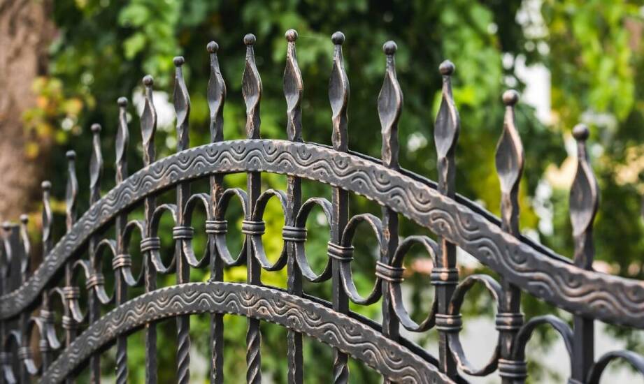 Bramy stalowe – najważniejsze zalety i zastosowania w nowoczesnym budownictwie