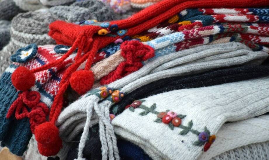 Chusty ręcznie robione – najciekawsze wzory i pomysły na stylizacje