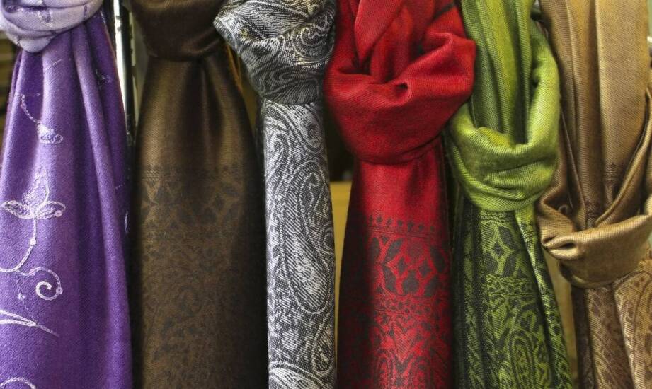 Szaliki ręcznie robione – jak powstają i dlaczego są tak cenione?