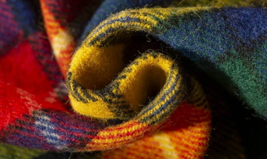 Szaliki ręcznie robione – jak powstają i dlaczego cieszą się popularnością