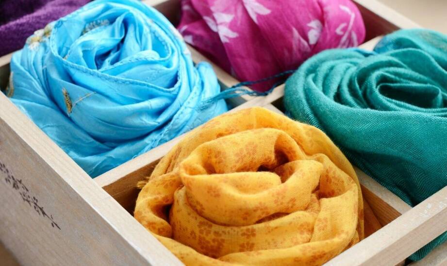 Szaliki ręcznie robione – jak powstają modne dodatki na każdą porę roku