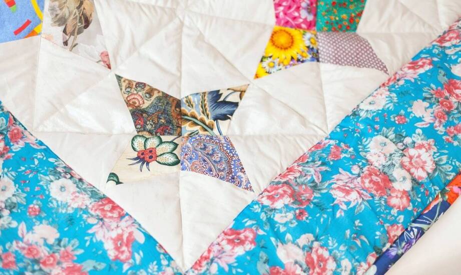 Narzuty patchworkowe – modne inspiracje i pomysły na aranżację wnętrz