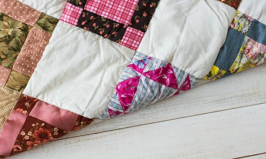 Narzuty patchworkowe – modne wzory i inspiracje do każdego wnętrza