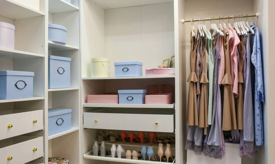 Szafy oraz garderoby na zamówienie – inspiracje i praktyczne rozwiązania