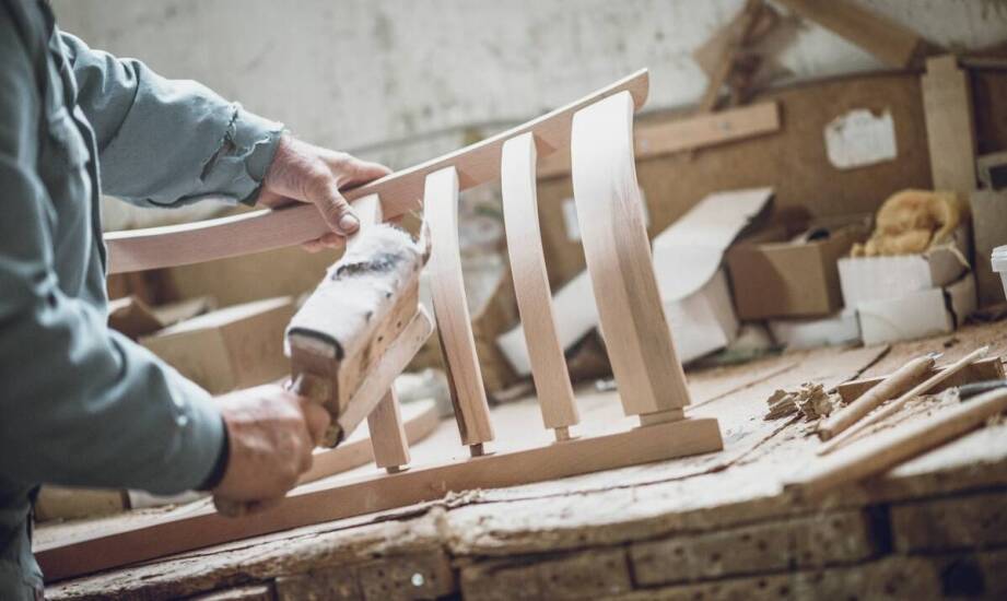 Meble na wymiar i nietypowe zabudowy – rozwiązania dla trudnych przestrzeni