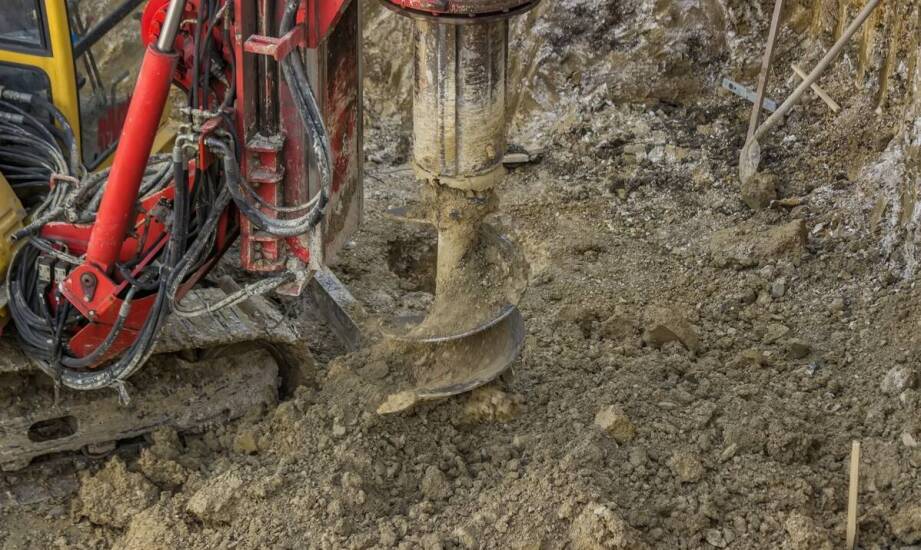 Jak przebiega wiercenie studni głębinowych i co warto o tym wiedzieć?