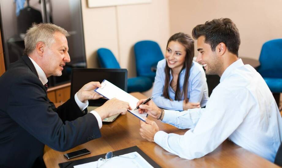 Jak działa agencja ubezpieczeniowa i czym kierować się przy wyborze?