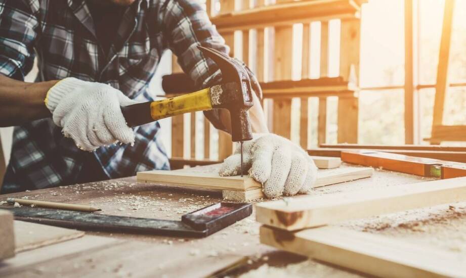 Jak powstają meble na zamówienie? Zawód stolarza od kuchni