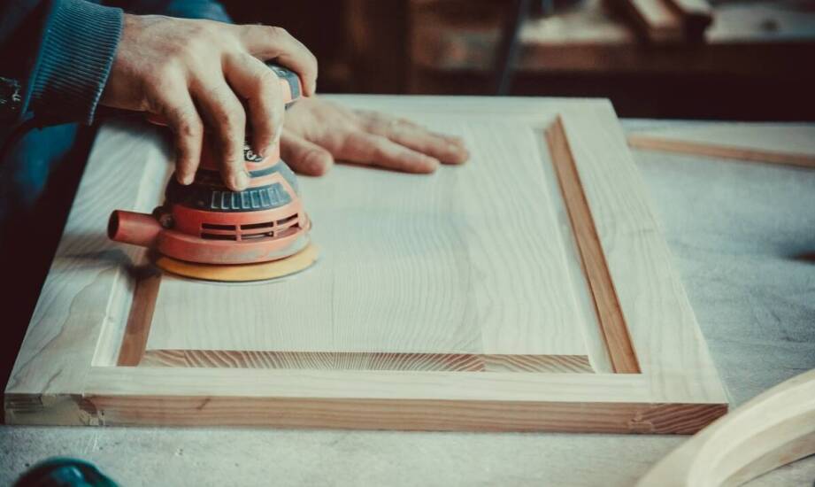 Czym zajmuje się stolarz i jakie usługi wykonuje w domu oraz ogrodzie