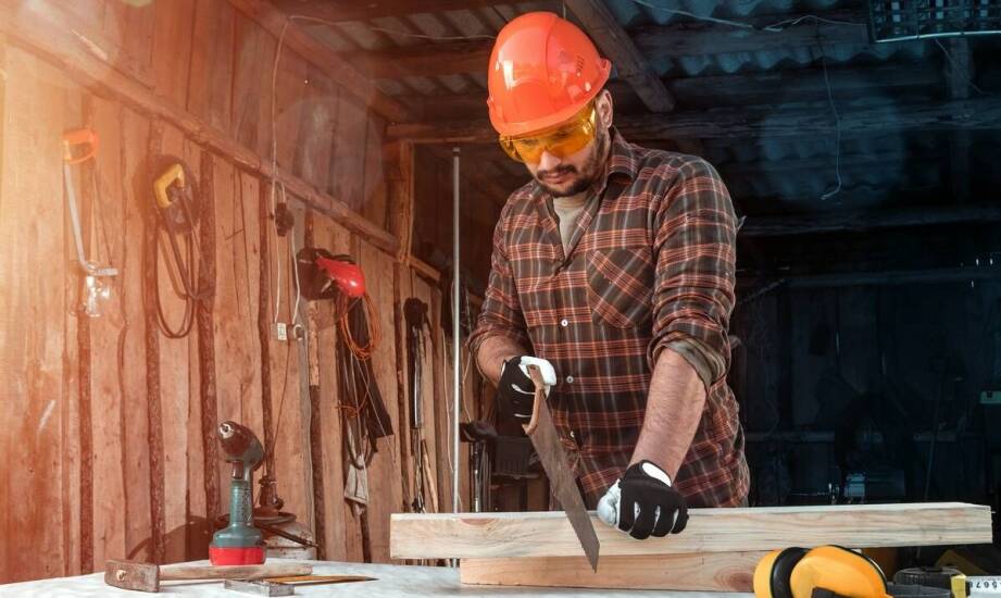 Czym zajmuje się stolarz i jakie usługi oferuje w branży meblarskiej