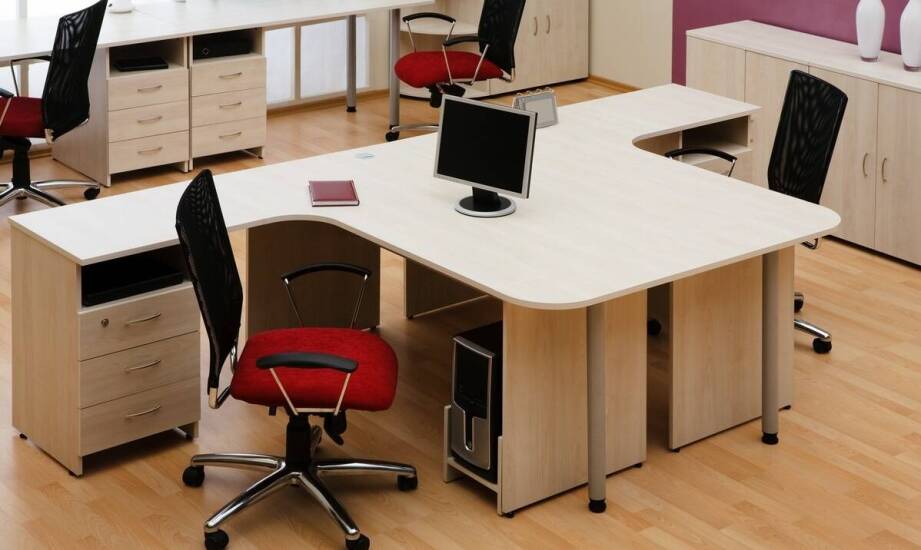 Najważniejsze cechy wygodnych i funkcjonalnych mebli do biura