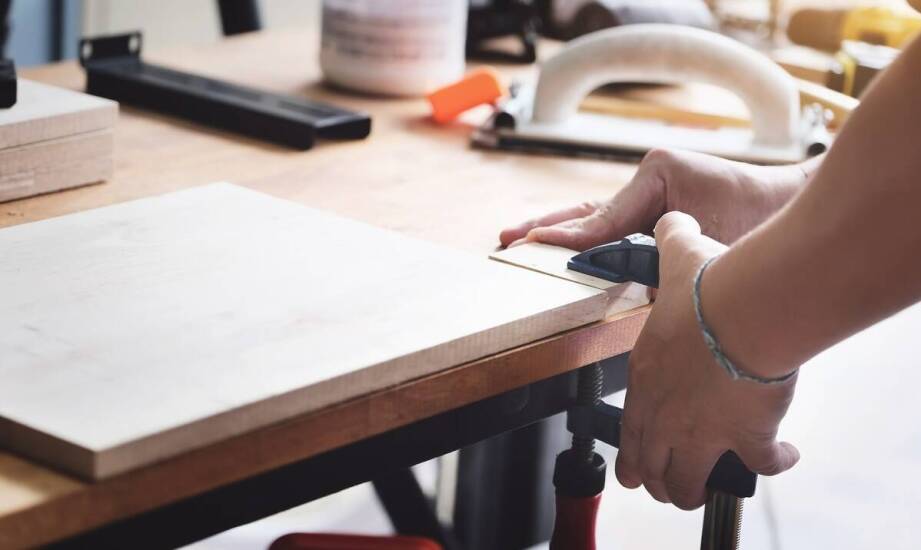 Jak powstają meble na zamówienie – etapy pracy w stolarni i inspiracje
