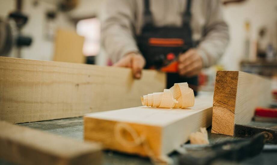 Jak powstają meble na zamówienie – etapy pracy w stolarstwie