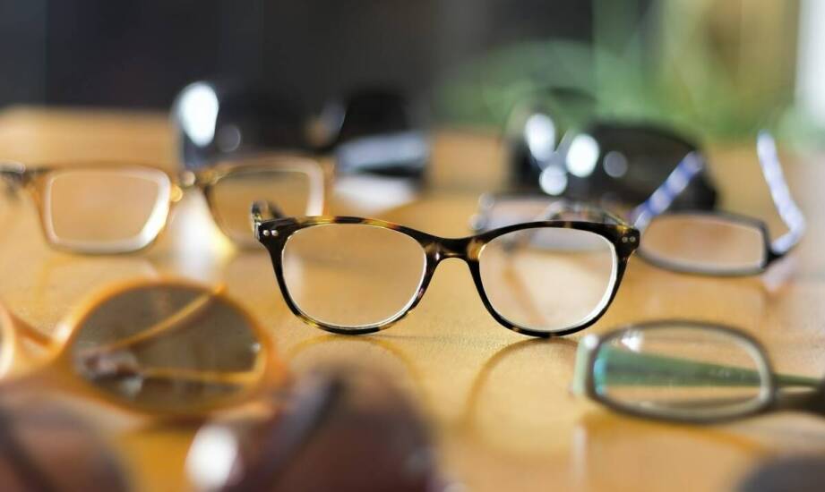 Jak wybrać idealne oprawki do okularów – trendy, materiały i styl