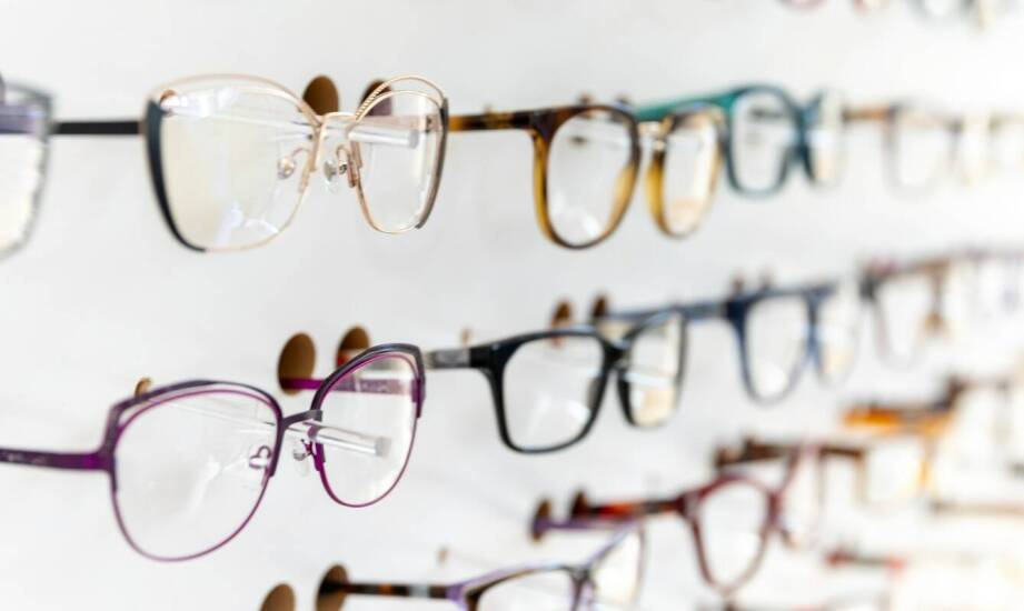Jak dobrać idealne okulary? Najważniejsze porady i aktualne trendy