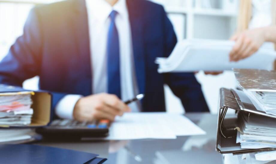 Jak wygląda obsługa kadrowo-płacowa i jakie korzyści zapewnia firmom?