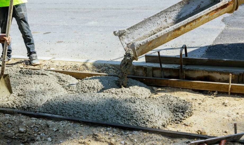 Piaskowanie metali i powierzchni – zastosowania, zalety oraz etapy procesu