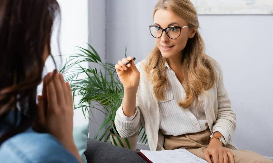 Konsultacje psychologiczne – jak pomagają w radzeniu sobie z wyzwaniami?