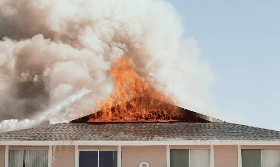 Jak działa ubezpieczenie od pożaru i kiedy warto je rozważyć?