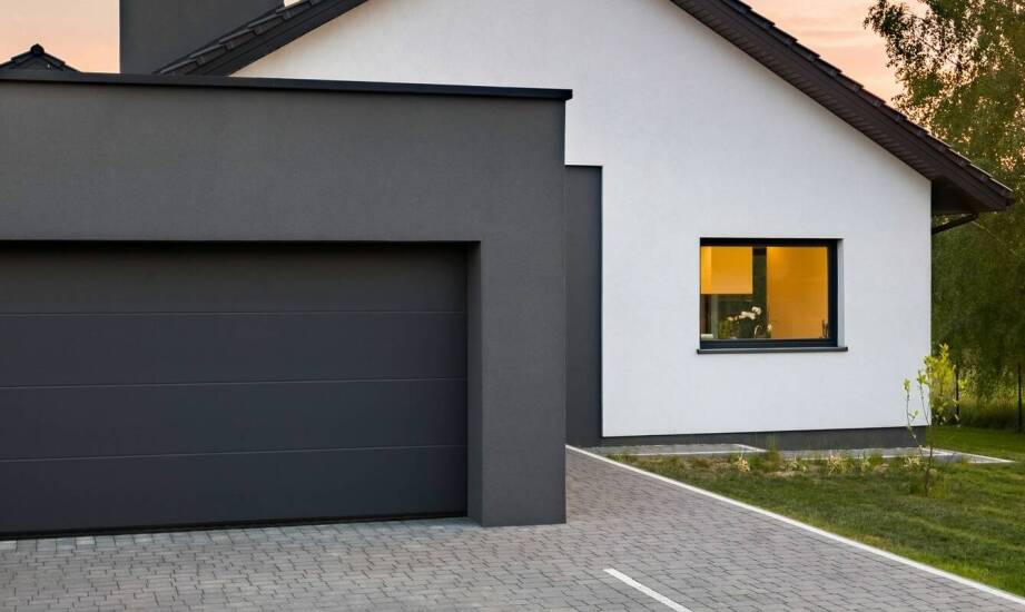 Jak wybrać solidną bramę garażową – najważniejsze kryteria i trendy