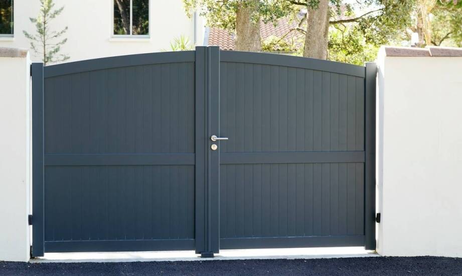 Jak wybrać idealną bramę garażową? Przegląd rozwiązań i możliwości