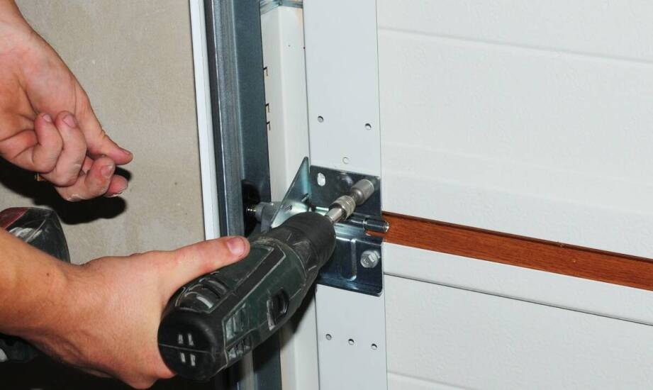 Jak wybrać solidną bramę garażową – przegląd rodzajów i funkcji