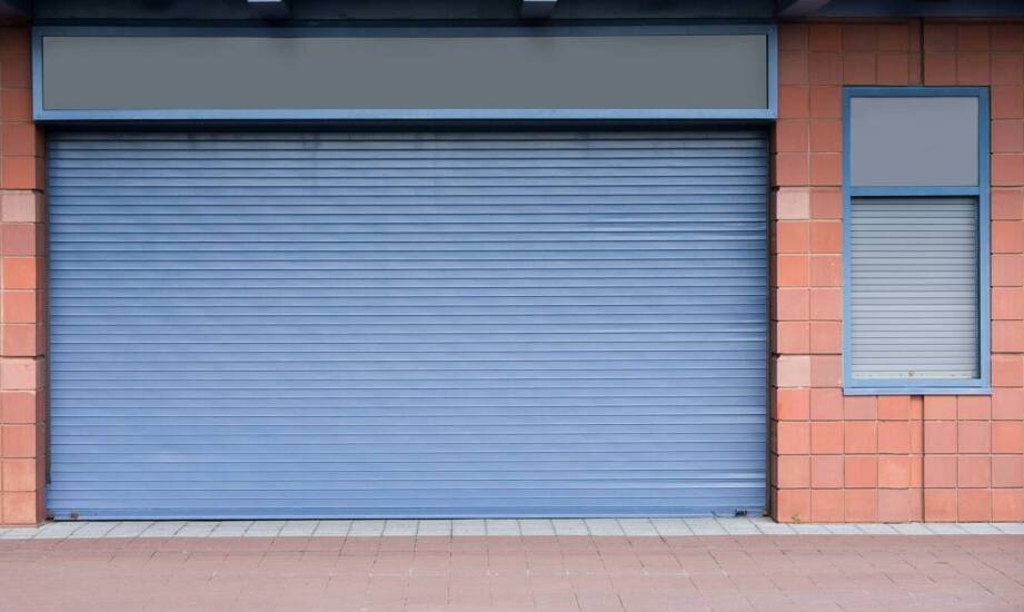 Jakie zalety mają bramy garażowe uchylne i kiedy warto je wybrać?