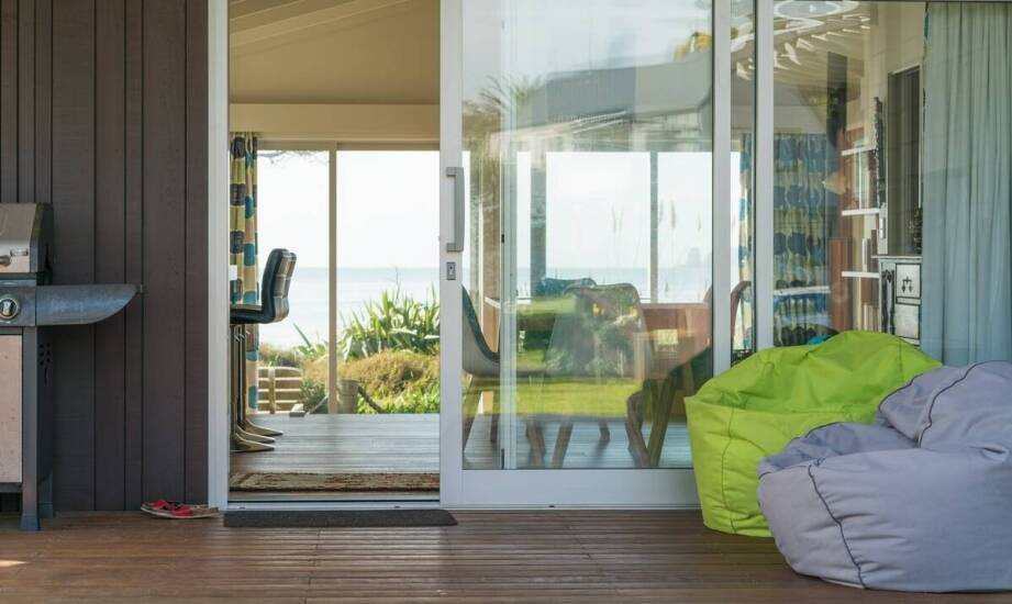 Drzwi tarasowe rozwierno-uchylne – funkcjonalność i zalety w domu