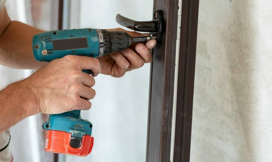 Jak wybrać trwałe i estetyczne drzwi do domu – najważniejsze wskazówki