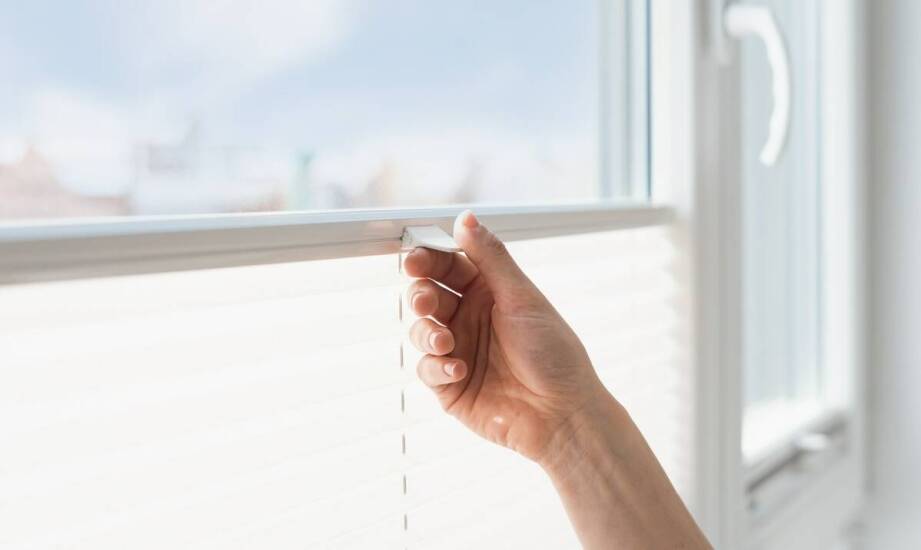 Rolety okienne – rodzaje, zalety i praktyczne zastosowania w domu