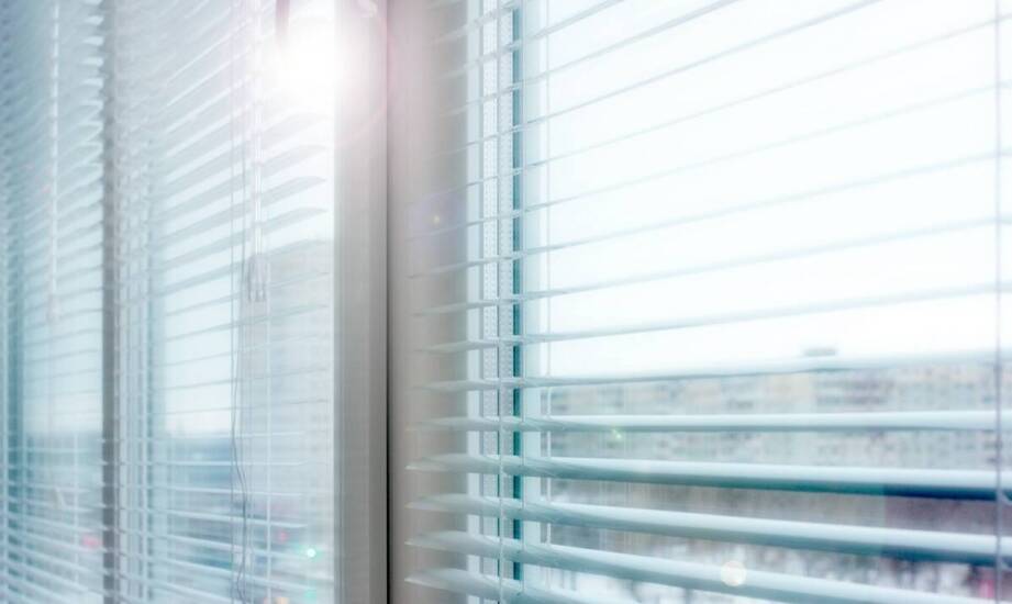 Jak działają rolety do zabudowy i na co zwrócić uwagę przy wyborze?