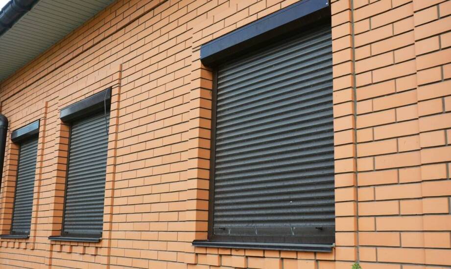 Żaluzje fasadowe – zalety, zastosowania oraz wpływ na wygląd elewacji
