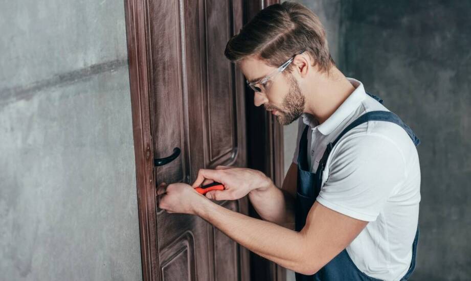 Jak wybrać solidne drzwi do domu – najważniejsze cechy i materiały