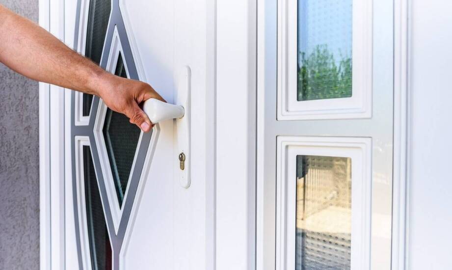 Jak wybrać solidne drzwi wejściowe zapewniające bezpieczeństwo i styl wnętrza