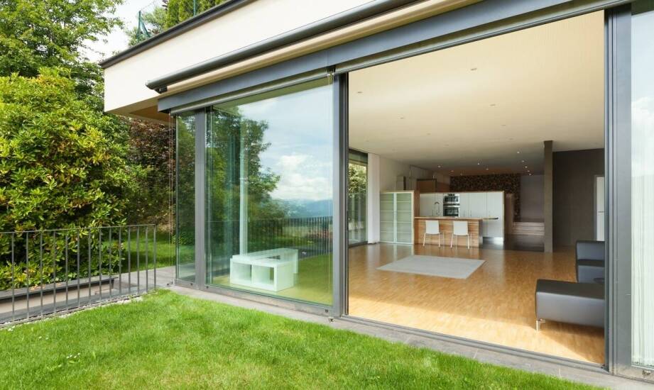 Drzwi tarasowe rozwierno-uchylne – praktyczne rozwiązania i zalety