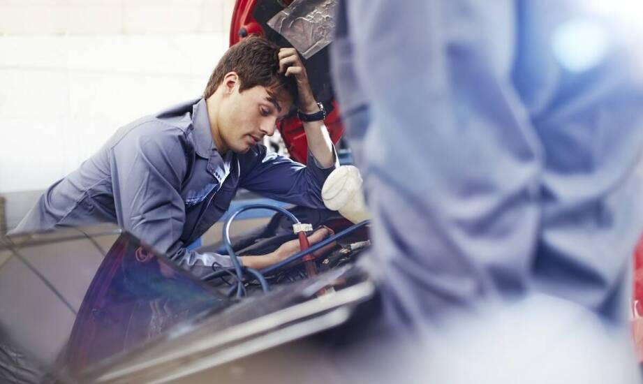 Czym zajmuje się mechanik samochodowy i kiedy warto skorzystać z usług?